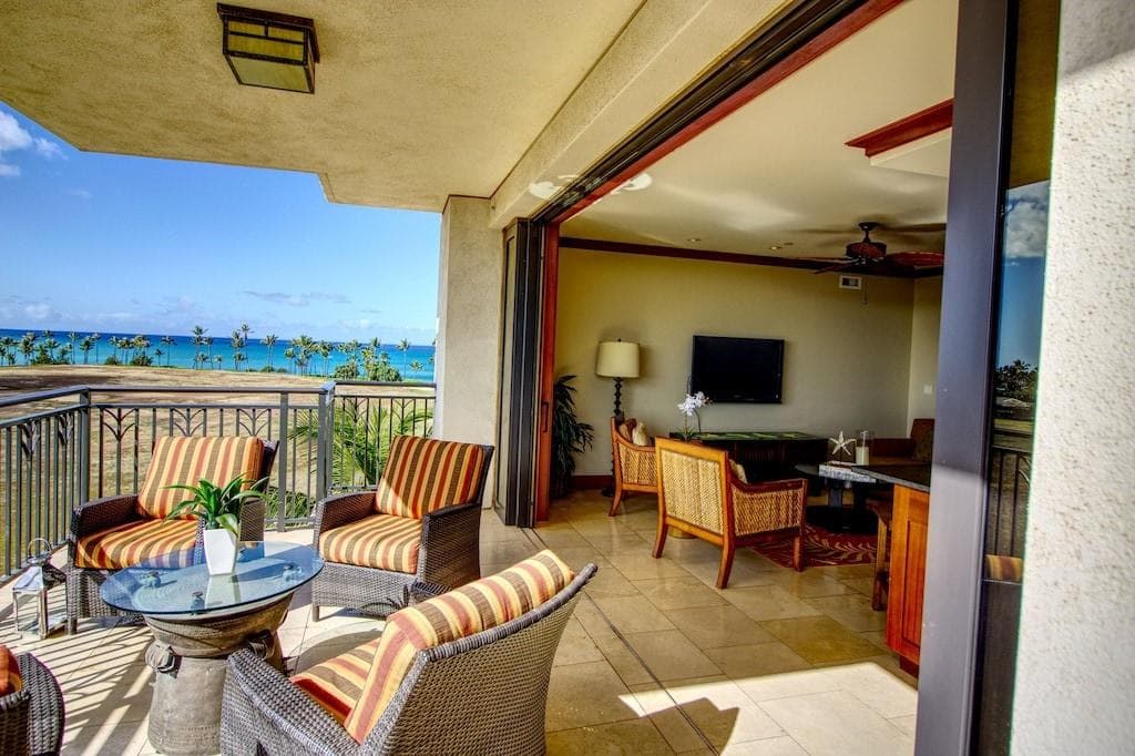 Lanai sliding glass doors blend into the wall 